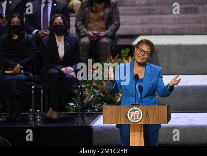 Los Angeles, Stati Uniti. 11th Dec, 2022. Karen Bass si rivolge ai sostenitori dopo essere stato giurato come sindaco di Los Angeles dal vicepresidente Kamala Harris, un amico di lunga data ed ex avvocato generale della California, al Microsoft Theater di Los Angeles domenica 11 dicembre 2022. Foto di Jim Ruymen/UPI Credit: UPI/Alamy Live News Foto Stock