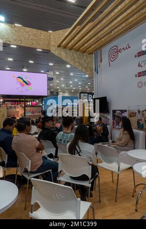 Concetto di business e imprenditorialità. Relatore che parla nella sala conferenze in occasione di un evento aziendale. Foto Stock