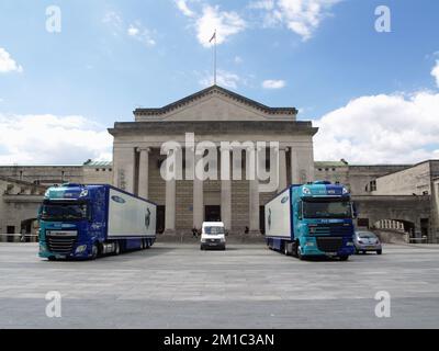 Due grandi camion di attrezzature presso la Southampton O2 Guildhall, prima di un concerto di Street Preachers Foto Stock