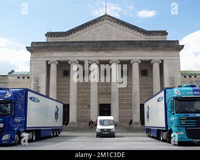 Due grandi camion di attrezzature presso la Southampton O2 Guildhall, prima di un concerto di Street Preachers Foto Stock