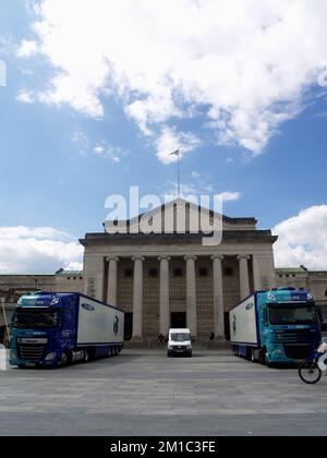 Due grandi camion di attrezzature presso la Southampton O2 Guildhall, prima di un concerto di Street Preachers Foto Stock