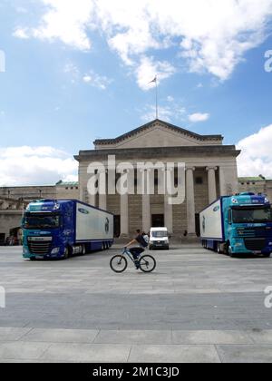 Due grandi camion di attrezzature presso la Southampton O2 Guildhall, prima di un concerto di Street Preachers Foto Stock