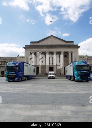 Due grandi camion di attrezzature presso la Southampton O2 Guildhall, prima di un concerto di Street Preachers Foto Stock