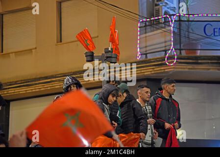 Vendrell, Spagna. 11th Dec, 2022. Diversi sostenitori marocchini celebrano nelle strade della città di Vendrell, la qualificazione della squadra di calcio marocchina per le semifinali nella Coppa del mondo di calcio Qatar 2022. Credit: SOPA Images Limited/Alamy Live News Foto Stock