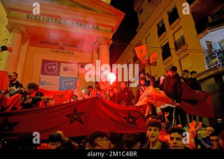 Vendrell, Spagna. 11th Dec, 2022. Diversi tifosi marocchini con fumo flare celebrare nelle strade della città di Vendrell, la qualificazione della squadra di calcio marocchina per le semifinali in Qatar 2022 Coppa del mondo di calcio. Credit: SOPA Images Limited/Alamy Live News Foto Stock