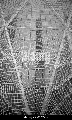 Calgary, Alberta / Canada - Novembre 27 2022: All'interno della rete metallica della scultura Wonderland Foto Stock
