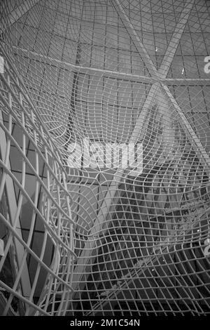 Calgary, Alberta / Canada - Novembre 27 2022: All'interno della rete metallica della scultura Wonderland Foto Stock