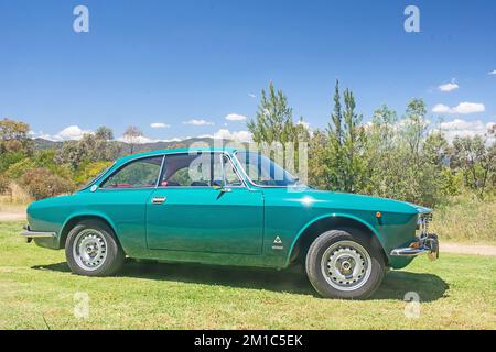 1974 Alfa Romeo 2000 GT V Coupe in ambiente rurale australiano. Foto Stock