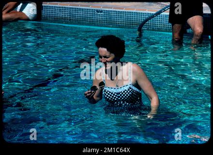 Donna in piscina, Eden Roc Hotel, Miami Beach, Florida , piscine, Nuoto. Collezione Edmund L. Mitchell Foto Stock