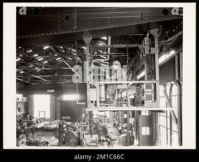 Gru operatrice da donna, Armerie, industria delle ordigni, macchine di sollevamento, Massarsenale di Watertown. Record degli Stati Uniti Esercito operativo Foto Stock