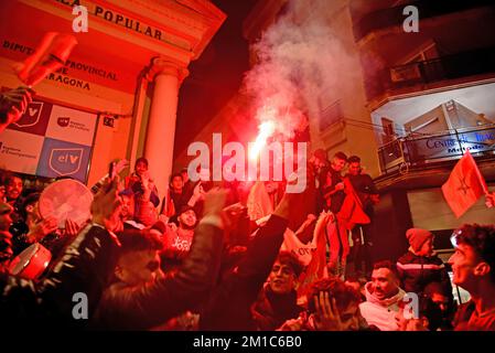 Vendrell, Spagna. 11th Dec, 2022. Diversi tifosi marocchini con fumo flare celebrare nelle strade della città di Vendrell, la qualificazione della squadra di calcio marocchina per le semifinali in Qatar 2022 Coppa del mondo di calcio. (Foto di Ramon Costa/SOPA Images/Sipa USA) Credit: Sipa USA/Alamy Live News Foto Stock