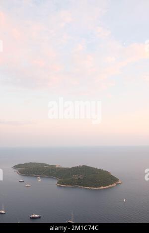 Pittoresca natura Isola di Lokrum in una bella giornata estiva. Ubicazione luogo Dubrovnik città vecchia, Croazia, Dalmazia meridionale, Europa. Mediterraneo famoso Foto Stock
