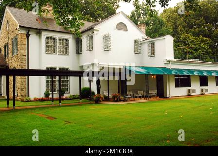 Il cortile di Graceland, la casa di Elvis Presley, a Memphis, Tennessee Foto Stock