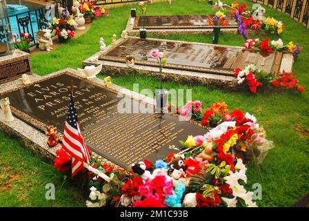 Gli ultimi luoghi di riposo per Elvis Presley e la sua famiglia sono decorati con fiori, offerte e doni portati dai fan a Graceland, Memphis Foto Stock