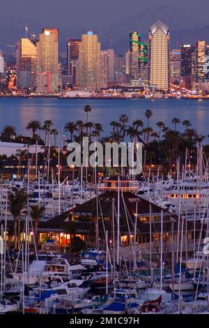 Barche a vela e altre imbarcazioni da diporto sono ormeggiate in un porticciolo di fronte alla baia dallo skyline del centro di San Diego, California Foto Stock