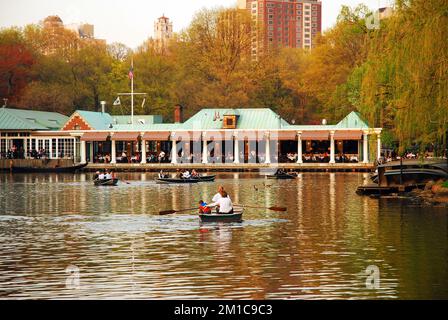 Una famiglia parte su una barca a remi sul lago nel Central Park di New York Foto Stock