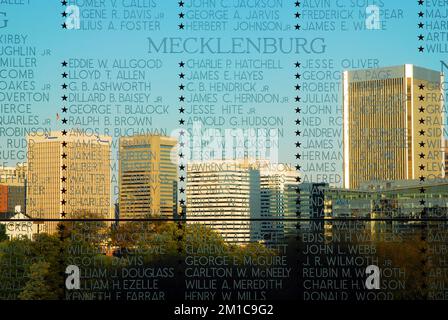 I nomi incisi nel vetro servono come memoriale ai soldati della Virginia uccisi nella seconda guerra mondiale, si trova in un parco con vista sullo skyline di Richmond Foto Stock