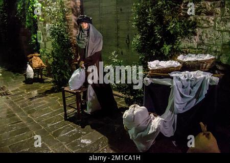 11 dicembre 2022, Gubbio (Perugia, Italia: Presepe nelle vie medievali del quartiere di San Martino nella città di Gubbio (Perugia) con statue a grandezza naturale. (Credit Image: © Patrizia CORTELLESSA/Pacific Press via ZUMA Press Wire) Foto Stock