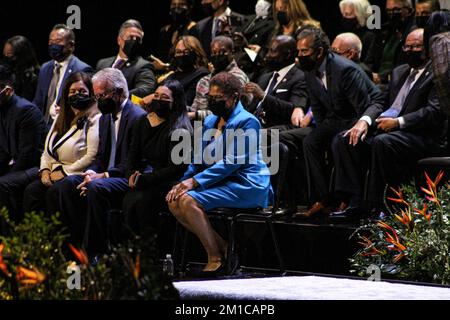 Los Angeles, Stati Uniti. 11th Dec, 2022. Karen Bass all'inaugurazione del 43rd° sindaco di Los Angeles, tenutosi presso il Microsoft Theater di Los Angeles, CA, domenica 11 dicembre 2022. (Foto di Conor Duffy/Sipa USA) Credit: Sipa USA/Alamy Live News Foto Stock