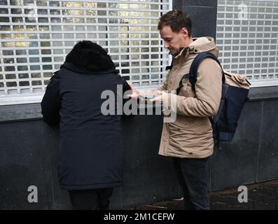 PRODUZIONE - 29 novembre 2022, Hessen, Francoforte sul meno: Soprintendente di polizia Niklas Möller (r), guardia di sicurezza in loco, controlli su un uomo nel quartiere della stazione di Francoforte che era stato in precedenza cospicuo. Da più di un anno è il referente per le istituzioni, le imprese e i cittadini del distretto, un punto caldo nella metropoli principale. Con i suoi giri, rafforza la sicurezza nel quartiere. (A dpa-Kor 'tra mercato settimanale e bordello - guardia di sicurezza nel quartiere della stazione') Foto: Arne Dedert/dpa Foto Stock