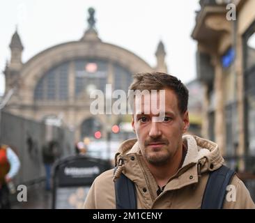 PRODUZIONE - 29 novembre 2022, Hessen, Francoforte sul meno: Il sovrintendente di polizia Niklas Möller, guardia di sicurezza in loco, si trova nel Kaisersack tra Kaiserstraße e la stazione ferroviaria principale. Da più di un anno è il referente per le istituzioni, i commercianti e i cittadini del distretto, un punto focale della metropoli principale. Con i suoi tour, rafforza la sicurezza nel quartiere. (A dpa-Kor 'tra mercato settimanale e bordello - guardia di sicurezza nel quartiere della stazione') Foto: Arne Dedert/dpa Foto Stock