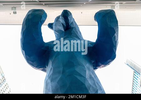 Denver, Colorado - 3 dicembre 2022: Iconica scultura di orso blu al Colorado Convention Center di Denver, Colorado Foto Stock