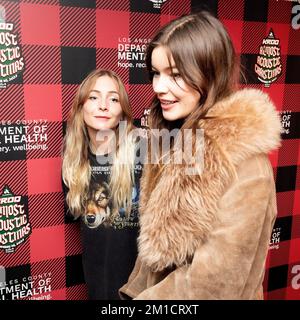 Inglewood, Stati Uniti. 10th Dec, 2022. Wet leg - Hester Chambers e Rhian Teasdale partecipano al 'KROQ Almost Acoustic Christmas' di Audacy al Kia Forum il 10 dicembre 2022 a Inglewood, California. Foto: Casey Flanigan/imageSPACE Credit: Imagespace/Alamy Live News Foto Stock