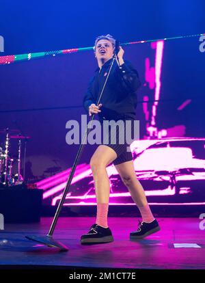 Inglewood, Stati Uniti. 10th Dec, 2022. YUNGBLUD si esibisce sul palco durante il 'KROQ Almost Acoustic Christmas' di Audacy presso il Kia Forum il 10 dicembre 2022 a Inglewood, California. Foto: Casey Flanigan/imageSPACE Credit: Imagespace/Alamy Live News Foto Stock