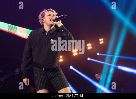 Inglewood, Stati Uniti. 10th Dec, 2022. YUNGBLUD si esibisce sul palco durante il 'KROQ Almost Acoustic Christmas' di Audacy presso il Kia Forum il 10 dicembre 2022 a Inglewood, California. Foto: Casey Flanigan/imageSPACE Credit: Imagespace/Alamy Live News Foto Stock