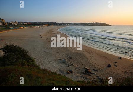 Alba sulla spiaggia di Bondi - Sydney, Australia Foto Stock