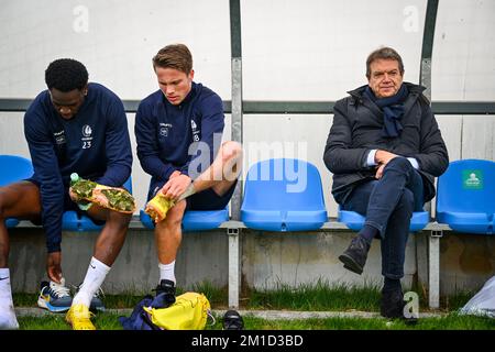 Jordan Torunarigha di Gent, Matisse Samoise di Gent e Michel Louwagie, manager di Gent, hanno illustrato durante una sessione di allenamento presso il campo di allenamento invernale della squadra di calcio belga KAA Gent ad Oliva, Spagna, domenica 11 dicembre 2022. BELGA FOTO LUC CLAESSEN Foto Stock