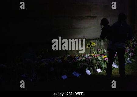 Edimburgo 9th settembre 20202. I membri del pubblico rispettano il Palazzo di Holyroodhouse a Edimburgo. La Regina morì pacificamente a Balmoral il 8th Foto Stock