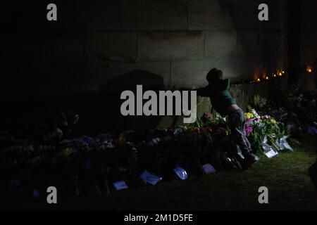 Edimburgo 9th settembre 20202. I membri del pubblico rispettano il Palazzo di Holyroodhouse a Edimburgo. La Regina morì pacificamente a Balmoral il 8th Foto Stock