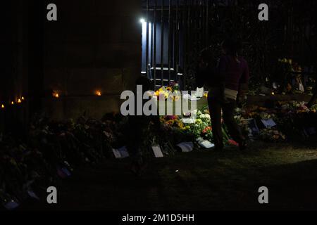 Edimburgo 9th settembre 20202. I membri del pubblico rispettano il Palazzo di Holyroodhouse a Edimburgo. La Regina morì pacificamente a Balmoral il 8th Foto Stock
