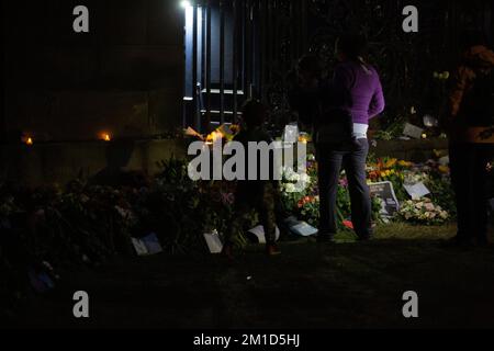 Edimburgo 9th settembre 20202. I membri del pubblico rispettano il Palazzo di Holyroodhouse a Edimburgo. La Regina morì pacificamente a Balmoral il 8th Foto Stock