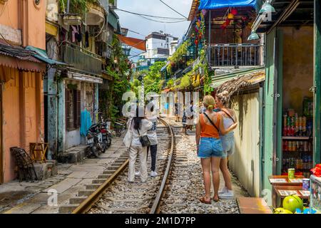 Turisti in Hanoi Train Street, Vietnam Foto Stock