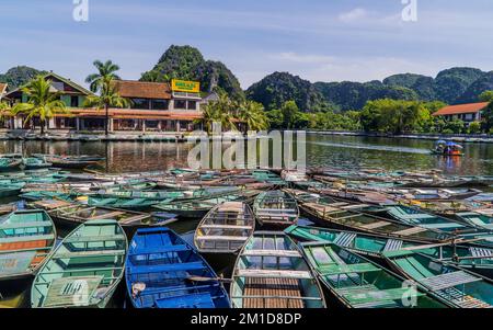 Barche nel fiume di Tam Coc vicino a Ninh Binh, Vietnam Foto Stock