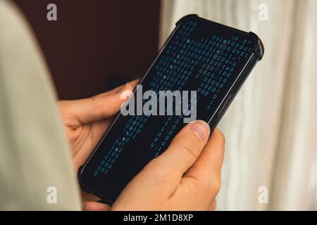 Mani femminili che tengono il telefono, controllando il grafico del mercato azionario per il tranding e l'investimento nel cambio di sicurezza. Donna in attesa di telefono Visualizza la schermata dell'indice delle azioni. Concetto di investimento di mercato azionario contabilità Finanza Foto Stock