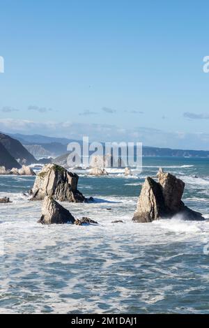 Le scogliere di El Silencio Gavieira, vicino a Cudillero, Asturie, Spagna Foto Stock