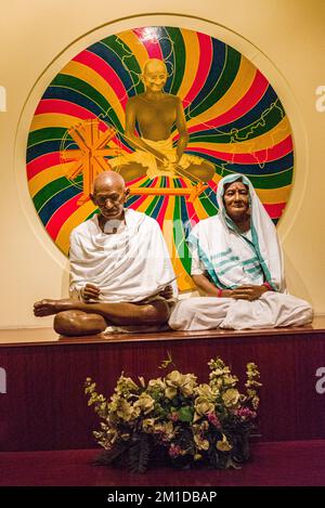 Una scultura di Mahatma Gandhi e sua moglie Kasturba all'interno del Mahatma Gandhi Memorial Foto Stock