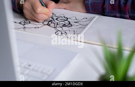 Disegno neurografico astratto con penna. Primo piano delle mani che disegnano arte neurografica Neurographic Art - un metodo moderno di art therapy Foto Stock