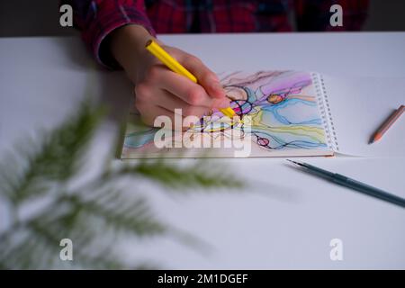 Disegno neurografico astratto con matite colorate. Primo piano delle mani che disegnano arte neurografica Neurografia colorata Foto Stock