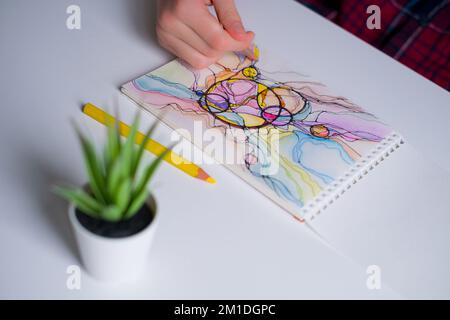 Disegno neurografico astratto con matite colorate. Primo piano delle mani che disegnano arte neurografica Neurographic Art - un metodo moderno di art therapy Foto Stock