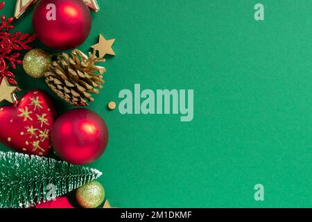 Natale, San Valentino, Capodanno 2023 concetto. Vista dall'alto di diversi giocattoli natalizi. Colori rosso e verde.Lay piatto, scatola presente, vista dall'alto. Foto Stock