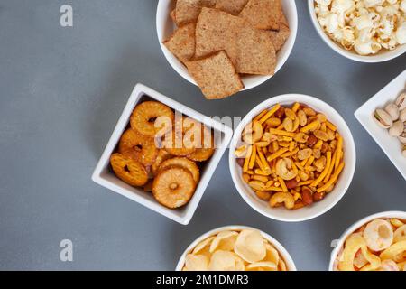 Spuntini da festa, un assortimento in grigio con spazio per le copie Foto Stock