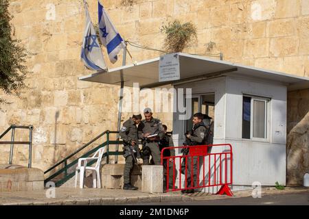 10 novembre 2022 giovani soldati armati in guardia contro la minaccia terroristica alla porta di Jaffa nella città fortificata Gerusalemme Israele Foto Stock