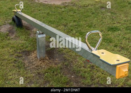 Nuova altalena su un parco giochi per bambini con prato Foto Stock