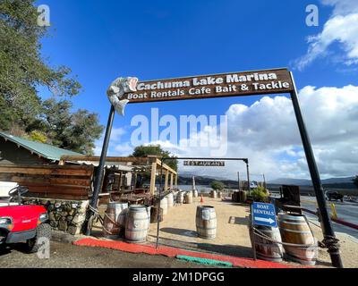 Santa Ynez, CA, USA 11th dicembre 2022. Nuvole di pioggia dietro il Cachuma Lake Marina Noleggio barche, Cafe, Bait e segno di attrezzatura. Il lago Cachuma è un serbatoio che fornisce molta dell'acqua potabile ai residenti del paese di Santa Barbara ed è situato tra Santa Barbara e Santa Ynez, California. Il lago artificiale è stato creato dalla costruzione della diga di Bradbury, una struttura di terra di 201 piedi (61 m) costruita dagli Stati Uniti Ufficio di Reclamazione nel 1953. ''Cachuma'' è un nome derivato da un villaggio Chumash che lo spagnolo ha scritto ''Aquitania'', dalla parola BarbareÃ±o Chumash aqitsu'm, che significa '' Foto Stock