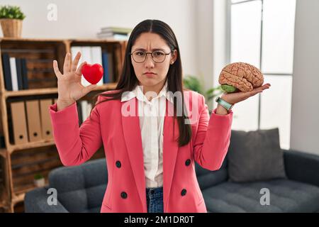 Giovane donna latina che lavora come coppia terapista espressione clueless e confusa. concetto di dubbio. Foto Stock