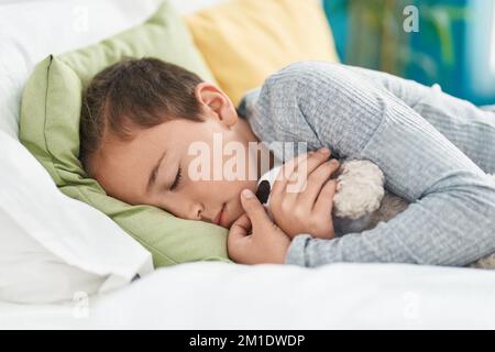Adorabile bambino sdraiato sul letto che dorme in camera da letto Foto Stock